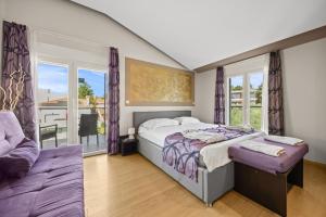 a bedroom with a large bed and a window at Modern Rooms Villa Oasiss by Istrabook in Pula +102 photos