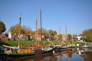 a group of boats are docked in a harbor at Nr 57 - Ferienwohnung Mühlenstraße in Carolinensiel