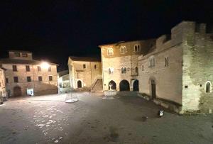 an empty courtyard in an old building at night at Appartamento in Piazza a Bevagna in Bevagna