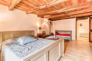 a bedroom with a bed and a wooden ceiling at Valfermet 5 personnes in Mauvilly