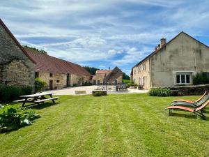 a yard with a picnic bench and a building at Valfermet 5 personnes in Mauvilly