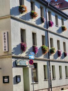a building with flower boxes on the side of it at Pension Hinz & Kunz in Weimar