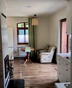 ein Wohnzimmer mit Sofa und Tisch in der Unterkunft Gordonówka in Choszczno