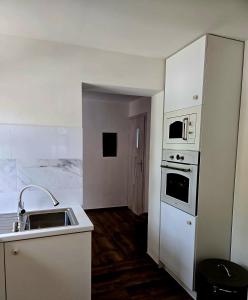 eine Küche mit Spüle und Herd in der Unterkunft Gordonówka in Choszczno
