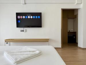 TV a/nebo společenská místnost v ubytování LIMOR hotel