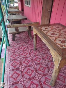 a row of benches sitting on a tiled floor at ชมภูนุช ห้องพัก เกาะล้าน in Ko Larn