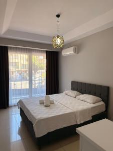 a bedroom with a large bed and a window at Günaydın Otel Alanya in Alanya