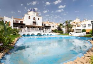 a large swimming pool in front of a building at Casa en la playa con piscinas in Gran Alacant