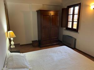 a bedroom with a large bed and a window at Chianti Borgo 28 in Gaiole in Chianti +21 photos