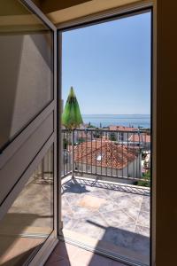 a view of the ocean from a balcony at Apartments Amaris in Promajna