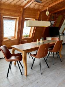 a dining room with a wooden table and chairs at Ferienhaus Seemöwe in Damp