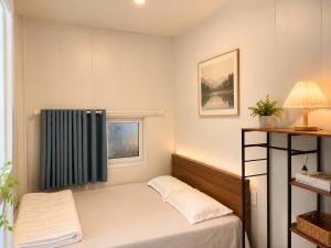 a small bedroom with a bed and a window at SAN HÔ Beach Homestay in Thôn Ðông Giang