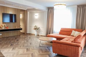 a living room with a couch and a tv at Ina Deluxe in Moisei