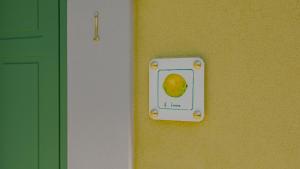 a lightswitch with a picture of an orange on a wall at Corte Pulchra - Italian Homing in Pozzolengo
