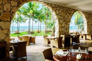 A restaurant or other place to eat at Lighthouse Pointe at Grand Lucayan Resort