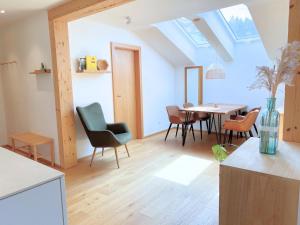 a kitchen and dining room with a table and chairs at VOM REITER, Ferienwohnung am Bauernhof mit Bergblick und privater Infrarotkabine, Inkl Sommercard und Spielplatz in Schladming