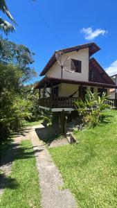 a house with a pathway in front of it at Chalé Lumiar M&C in Lumiar