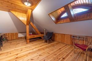 an empty room with wooden floors and wooden ceilings at Apartament dwupoziomowy in Dęblin