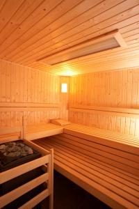 an empty wooden sauna with a bed in it at Hotel De Werelt Garderen in Garderen +47 photos