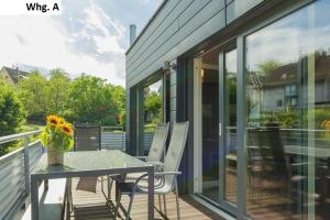 a patio with a table and chairs on a balcony at Ferienwohnung Philip in Meersburg