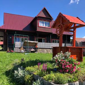 a house with a garden in front of it at Chalúpka v Ždiari in Ždiar