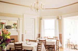 Nhà hàng/khu ăn uống khác tại 1801 First Luxury Inn