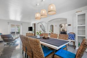 a dining room with a table and chairs at Villa Etoile in Cabasse