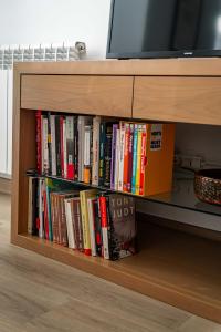a book shelf with a bunch of books at Piso en Casa de Correos in Molina de Aragón