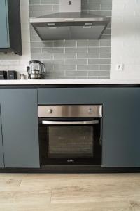 a kitchen with a black oven in a kitchen at Piso en Casa de Correos in Molina de Aragón