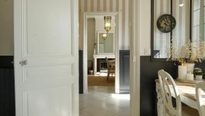 a dining room with a table and a white door at Un brin lavande in Saint-Couat-dʼAude