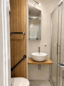 un bagno con lavandino bianco e doccia di Les Suites de Vanves - Parc des expositions Porte de Versailles a Vanves Altre 30 foto