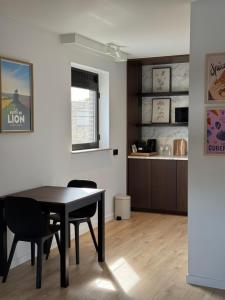 a kitchen and dining room with a table and chairs at Arku apartments Brussels Airport in Zaventem