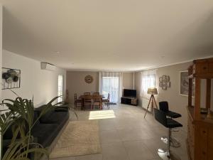 a living room with a couch and a table and chairs at Lou Cigalou Clim, jardin privé, parking & Wi-Fi 1 à 4 pers in Avignon