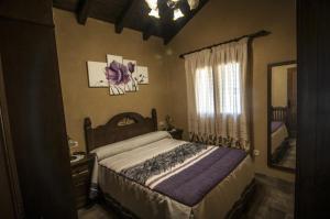 A bed or beds in a room at Casa Rural "La Noria"