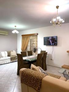 ein Wohnzimmer mit Sofa und ein Esszimmer in der Unterkunft Aethera Maisonette in Kokóni