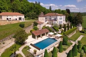 an aerial view of a house with a swimming pool at Villa Privée avec Piscine - Lavy in Saint-Pierre-de-Côle