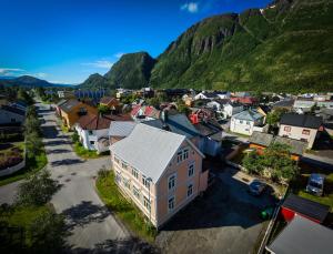 Luftaufnahme einer kleinen Stadt mit Bergen in der Unterkunft Centrumrooms in Mosjøen
