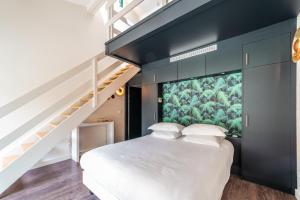 a bedroom with a bed with a painting on the wall at L' Homillon in Saubion