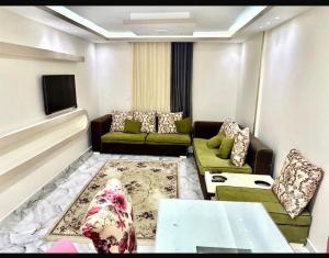 a living room with a couch and a table at الشروق in Al Ḩusānīyah