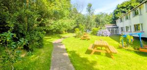 a picnic table in the yard of a house at Parkside Lodge Hotel in Camelford
