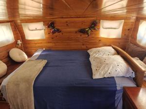 a bedroom with a bed in a wooden room at Bateau SKAMP in Mâcon