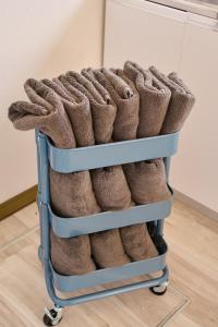 a towel rack with a pile of socks on it at Kokonimo Yotsukaido in Yotsukaidō +56 photos