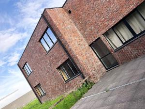 a brick building with windows on the side of it at Sophia-Elvira in Diksmuide
