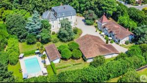 an aerial view of a house with a swimming pool at Manoir La Bordeneuve in Villeneuve-sur-Lot