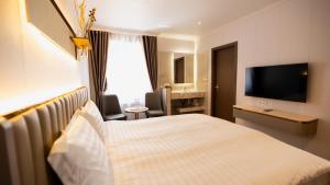 ein Hotelzimmer mit Bett und Flachbildfernseher in der Unterkunft Zen Garten in Ahrensfelde