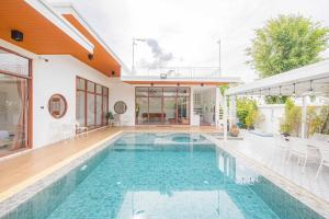 an indoor swimming pool in a home with a house at KN Pool Villa Saraburi in Ban Huai Sai (1)