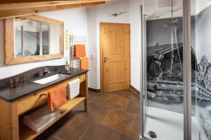 a bathroom with a sink and a shower at Ferienwohnung Roislerlehen in Bischofswiesen