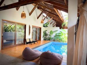 a swimming pool in a villa with a house at Yumi Villas in San Vicente