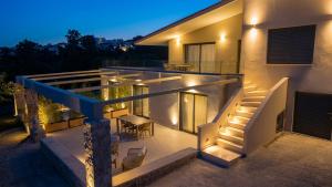 a house with stairs and a table on the balcony at Casa di Mare in Kyparissia