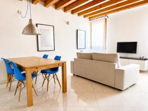 a living room with a table and a couch at Appartamento Donà 2 in Rovigo